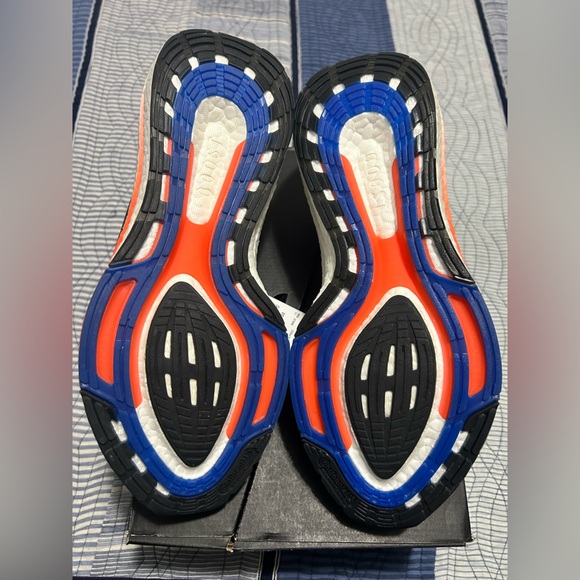 UltraBoost 22 - Picture 2 of 10